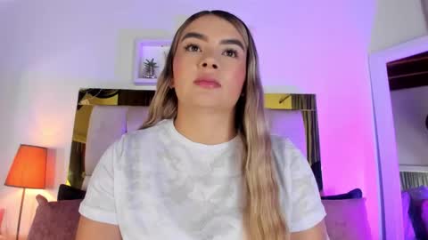 Snapshot of _emily_r chatting on October 8, 12:03 pm Isabella online show from October 8, 12:03 pm