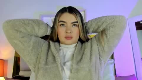 Snapshot of _emily_r chatting on October 9, 12:03 pm Isabella online show from October 9, 12:03 pm