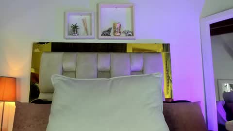 Snapshot of _emily_r chatting on October 10, 11:53 am Isabella online show from October 10, 11:53 am