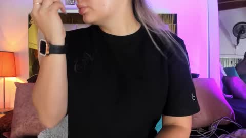 Snapshot of _emily_r chatting on October 11, 12:04 pm Isabella online show from October 11, 12:04 pm