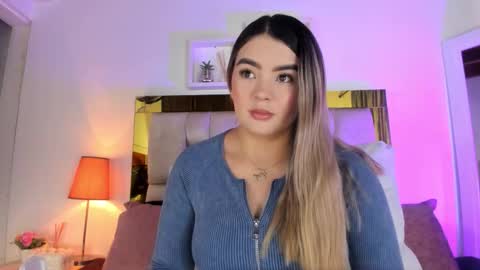 Snapshot of _emily_r chatting on October 16, 12:06 pm Isabella online show from October 16, 12:06 pm