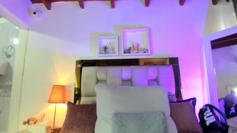 Snapshot of _emily_r chatting on October 17, 12:08 pm Isabella online show from October 17, 12:08 pm