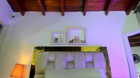 Snapshot of _emily_r chatting on October 19, 12:06 pm Isabella online show from October 19, 12:06 pm