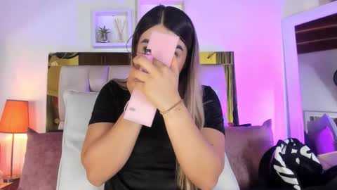 Snapshot of _emily_r chatting on October 20, 12:05 pm Isabella online show from October 20, 12:05 pm