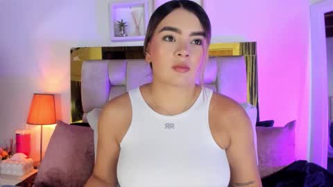 Snapshot of _emily_r chatting on October 21, 12:06 pm Isabella online show from October 21, 12:06 pm