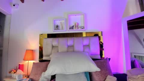 Snapshot of _emily_r chatting on October 22, 12:05 pm Isabella online show from October 22, 12:05 pm