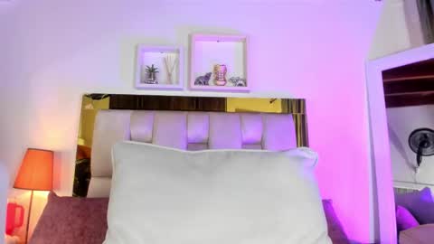 Snapshot of _emily_r chatting on October 24, 12:01 pm Isabella online show from October 24, 12:01 pm