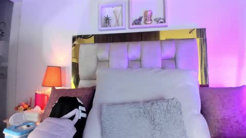 Snapshot of _emily_r chatting on October 25, 12:02 pm Isabella online show from October 25, 12:02 pm