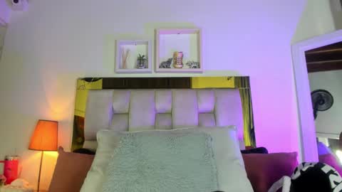 Snapshot of _emily_r chatting on October 27, 12:09 pm Isabella online show from October 27, 12:09 pm