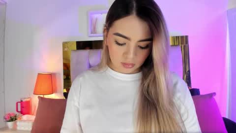 Snapshot of _emily_r chatting on November 19, 1:00 pm Isabella online show from November 19, 1:00 pm