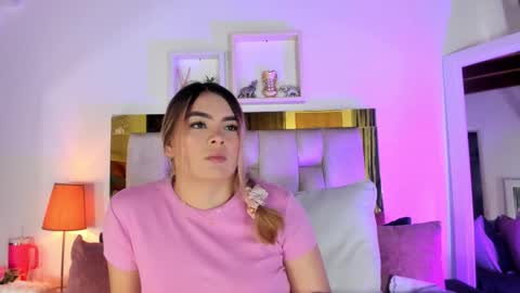 Snapshot of _emily_r chatting on November 28, 12:08 pm Isabella online show from November 28, 12:08 pm