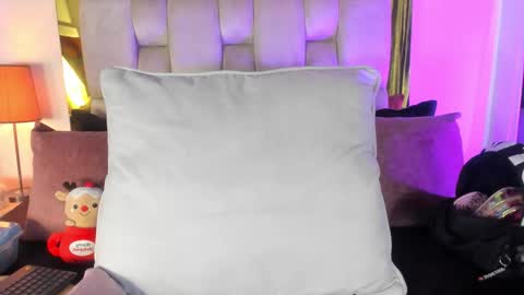 Snapshot of _emily_r chatting on November 29, 12:08 pm Isabella online show from November 29, 12:08 pm