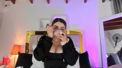 Snapshot of _emily_r chatting on December 4, 12:03 pm Isabella online show from December 4, 12:03 pm