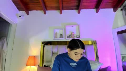 Snapshot of _emily_r chatting on December 15, 12:09 pm Isabella online show from December 15, 12:09 pm