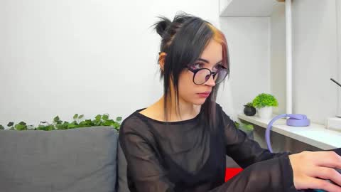 Snapshot of _emmarouse__ chatting on March 28, 6:35 am Emma online show from March 28, 6:35 am