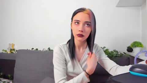 Snapshot of _emmarouse__ chatting on March 29, 6:24 am Emma online show from March 29, 6:24 am