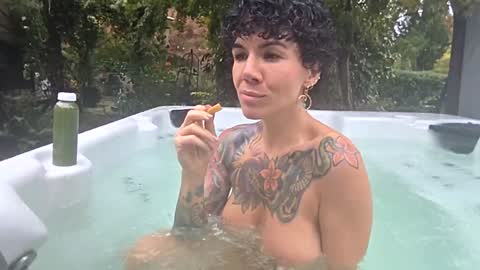 Snapshot of _frankie_rivers chatting on October 26, 6:25 pm Frankie Rivers allmylinks online show from October 26, 6:25 pm