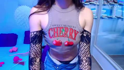 _gold_strawberry_ online show from May 5, 9:50 am