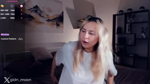 Snapshot of _golden_moon_ chatting on December 12, 7:37 pm Rina online show from December 12, 7:37 pm