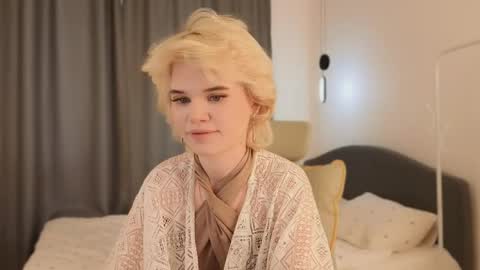 Snapshot of _honnyland chatting on June 1, 12:18 pm Alisha online show from June 1, 12:18 pm