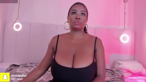 Snapshot of _huge_boobs_ebony chatting on October 3, 7:33 pm Darlis online show from October 3, 7:33 pm