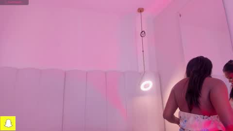 Snapshot of _huge_boobs_ebony chatting on December 4, 7:33 pm Darlis online show from December 4, 7:33 pm