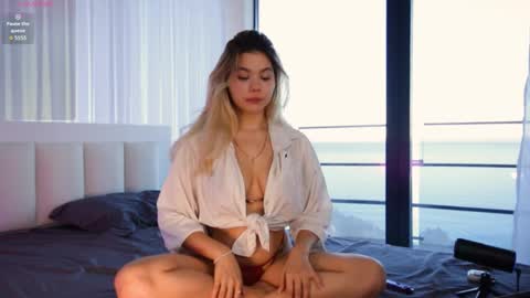 Snapshot of _iowaa_ chatting on December 4, 7:28 am Maria online show from December 4, 7:28 am