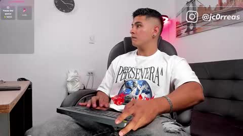 Snapshot of _juanes__ chatting on October 15, 10:32 pm _juanes__ online show from October 15, 10:32 pm