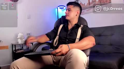 Snapshot of _juanes__ chatting on November 27, 9:28 pm _juanes__ online show from November 27, 9:28 pm