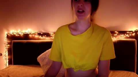Snapshot of _just_a_simple_girl chatting on March 6, 3:25 am _just_a_simple_girl online show from March 6, 3:25 am