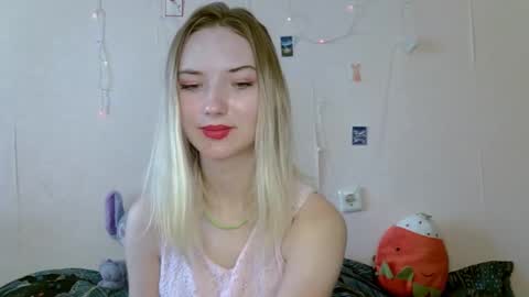 _kikiclark_ online show from September 17, 8:16 am