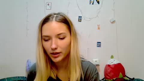 _kikiclark_ online show from September 18, 8:33 pm