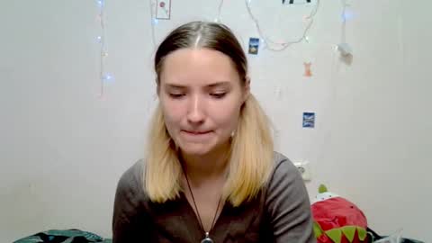 _kikiclark_ online show from September 20, 8:43 pm