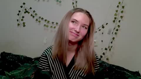 _kikiclark_ online show from November 7, 9:04 pm