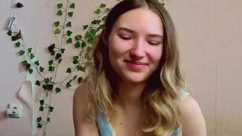 Snapshot of _kikiclark_ chatting on March 5, 9:27 am _kikiclark_ online show from March 5, 9:27 am