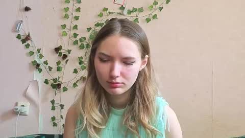 Snapshot of _kikiclark_ chatting on March 7, 9:06 am _kikiclark_ online show from March 7, 9:06 am