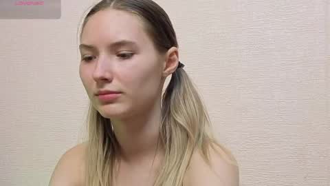 _kikiclark_ online show from May 24, 8:14 pm