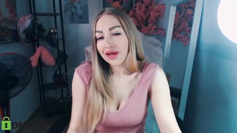 Snapshot of _kittyboo chatting on December 6, 8:59 am Aleksa online show from December 6, 8:59 am