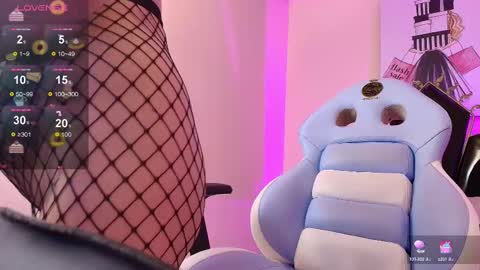 _kur0mi_ online show from February 8, 5:08 pm