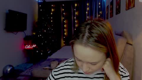 _lalune_ online show from December 1, 6:08 pm