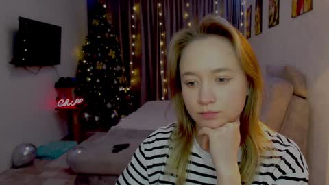 _lalune_ online show from December 1, 9:15 pm