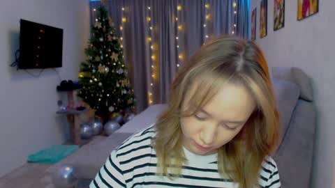 _lalune_ online show from December 2, 12:07 pm