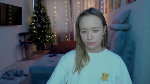 _lalune_ online show from December 15, 5:56 am