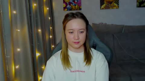 _lalune_ online show from January 29, 4:15 am