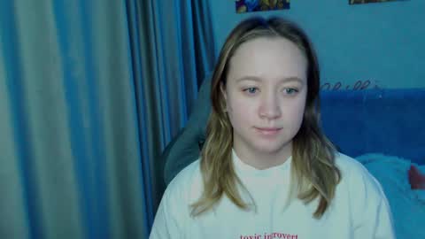 _lalune_ online show from February 7, 1:04 am