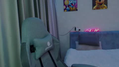 _lalune_ online show from February 12, 10:04 pm