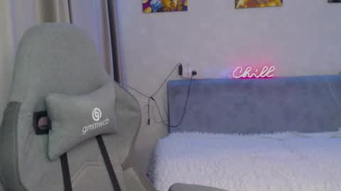 _lalune_ online show from March 6, 2:51 pm