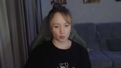 _lalune_ online show from March 10, 7:07 pm