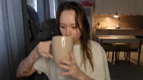 _lalune_ online show from March 23, 7:01 am