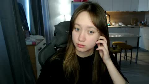 Snapshot of _lalune_ chatting on April 6, 10:49 am _lalune_ online show from April 6, 10:49 am